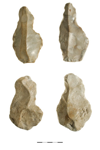 Vier Artefakte mit unterschiedlichem Kantenverlauf